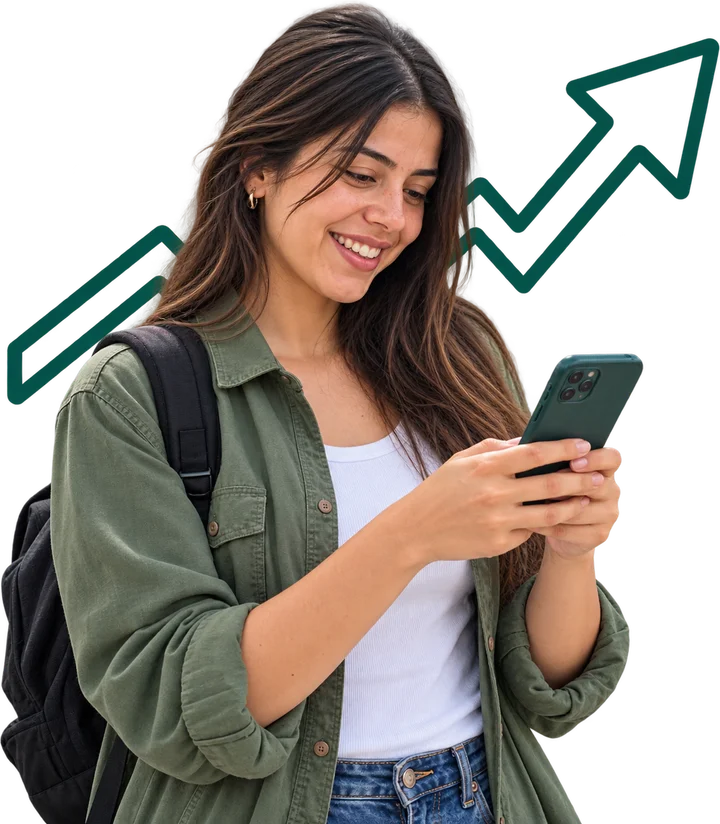 Inversionista revisa en su celular cómo crece su rendimiento